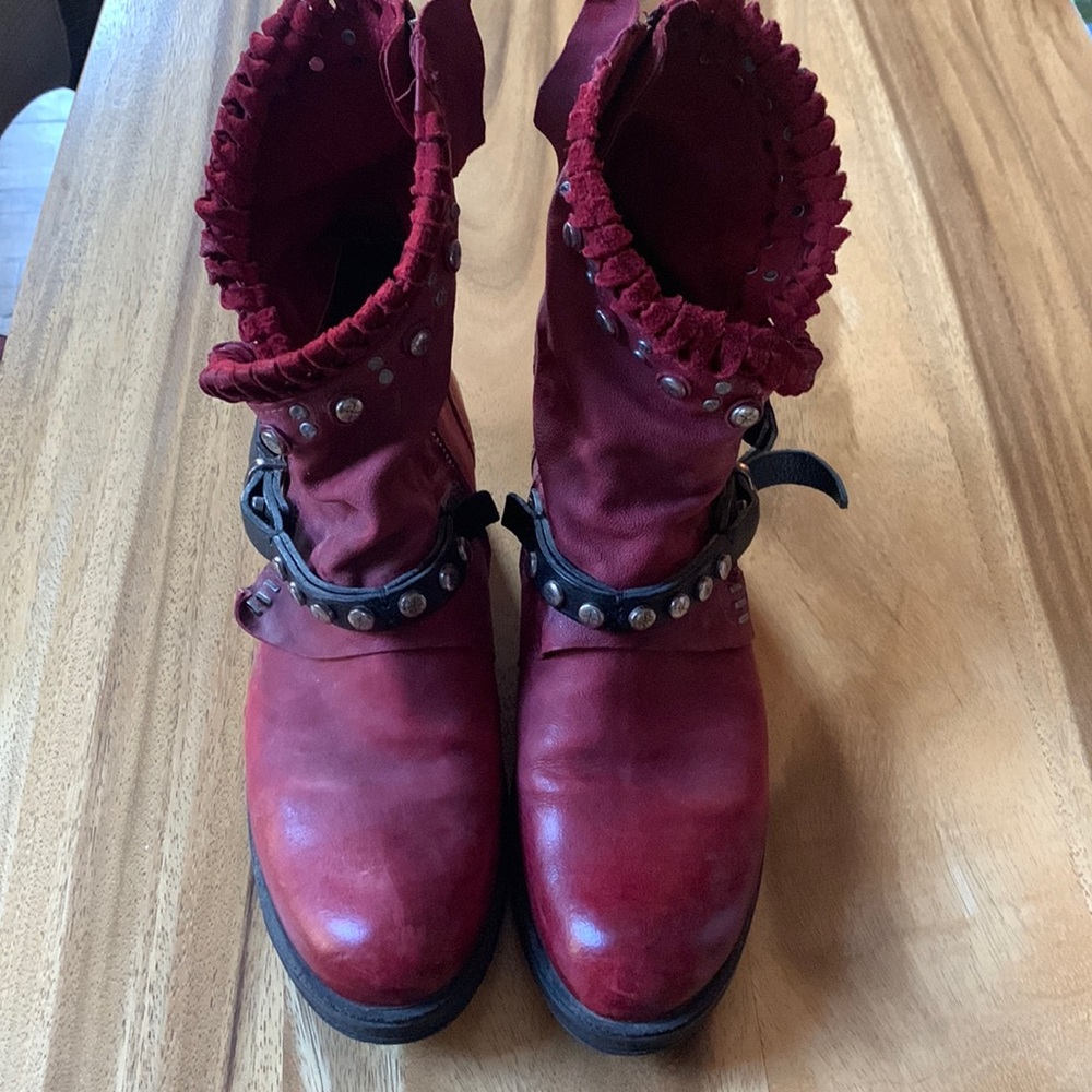 AS98 boots.  Worn 2x.  Ladies zip up